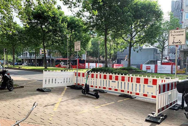 Auch an der Heinrich-Heine-Allee gegenüber der Oper gibt es nun einen Abstellplatz für E-Scooter, ©Gacel Schömburg/Connected Mobility Düsseldorf 		   