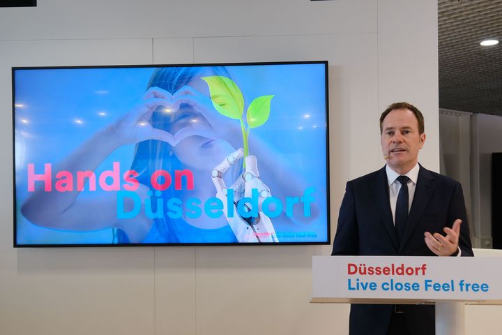 Unter der Überschrift "Hands on Düsseldorf" präsentierte Oberbürgermeister Dr. Stephan Keller am zweiten Tag der internationalen Immobilienmesse MIPIM in Cannes den Wirtschafts- und Immobilienstandort Düsseldorf © Landeshauptstadt Düsseldorf/Michael Gstettenbauer 