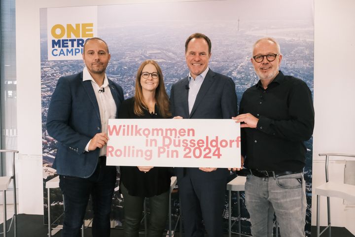 Stellten die "Rolling Pin.Convention" in Düsseldorf vor: Christian Nezmah (v.l.), Rolling Pin, Gastronomin Kerstin Rapp-Schwan, Oberbürgermeister Dr. Stephan Keller und Martin Behle, Chief HoReCa Officer der METRO AG © Landeshauptstadt Düsseldorf/Michael Gstettenbauer 