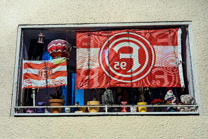 "Eine Stadt, eine Mannschaft" - Fortuna-Fenster in Düsseldorf-Flingern – Fanliebe mit Herz und Humor. / Foto: Stefan Scholz, NDOZ