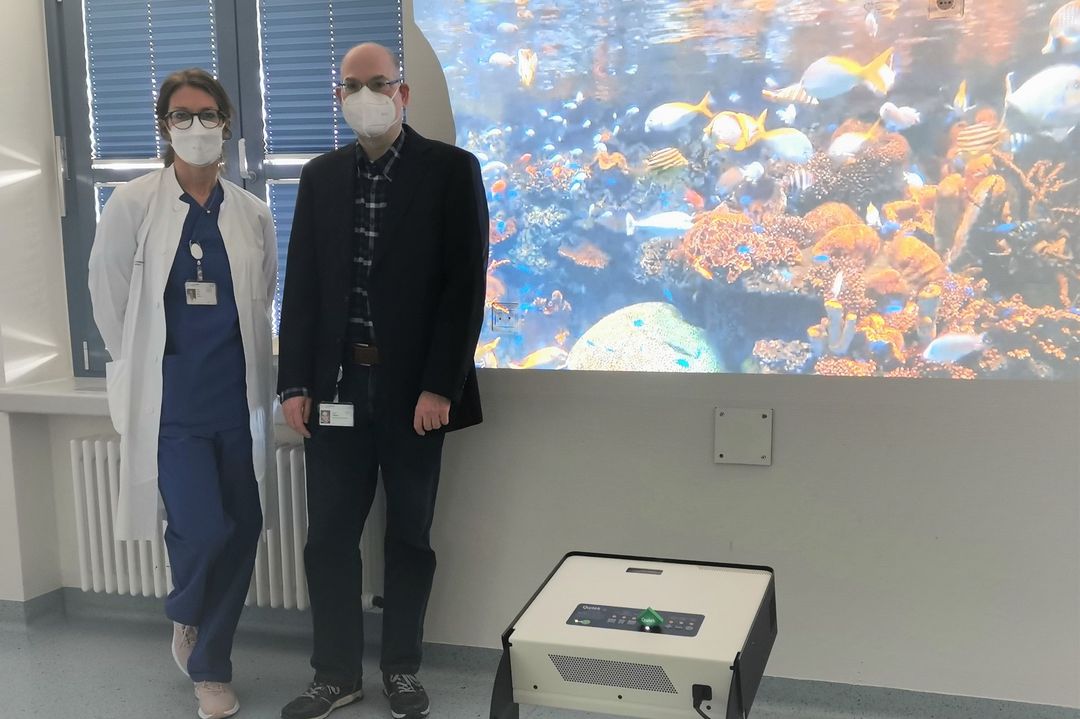 Freuen sich über den neuen Super-Beamer in der UKD-Kinderklinik: Dr. Juliane Tautz, Oberärztin im Bereich Neonatologie und auf der Kinderintensivstation, und André Zappey, Geschäftsführung Elterninitiative Kinderkrebsklinik e.V. / Foto © UKD