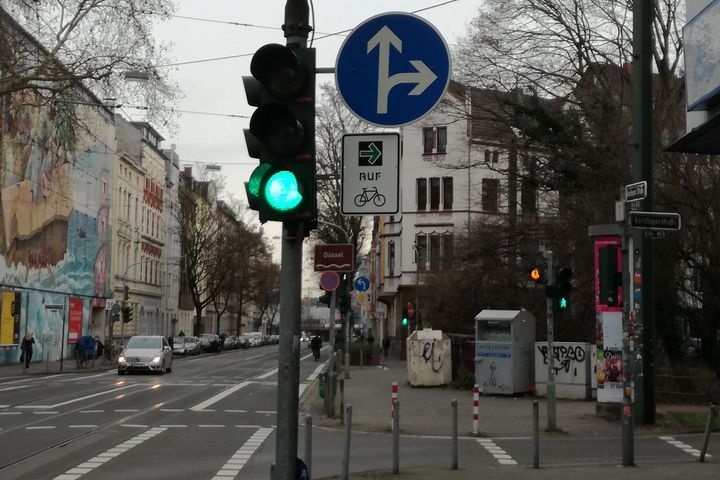 Unter anderem an der Aachener Straße in Fahrtrichtung Nord wurde für die Abbiegemöglichkeit in die Karolingerstraße bereits im Rahmen des Pilotversuchs ein Grünpfeil angebracht © Landeshauptstadt Düsseldorf, Amt für Verkehrsmanagement 