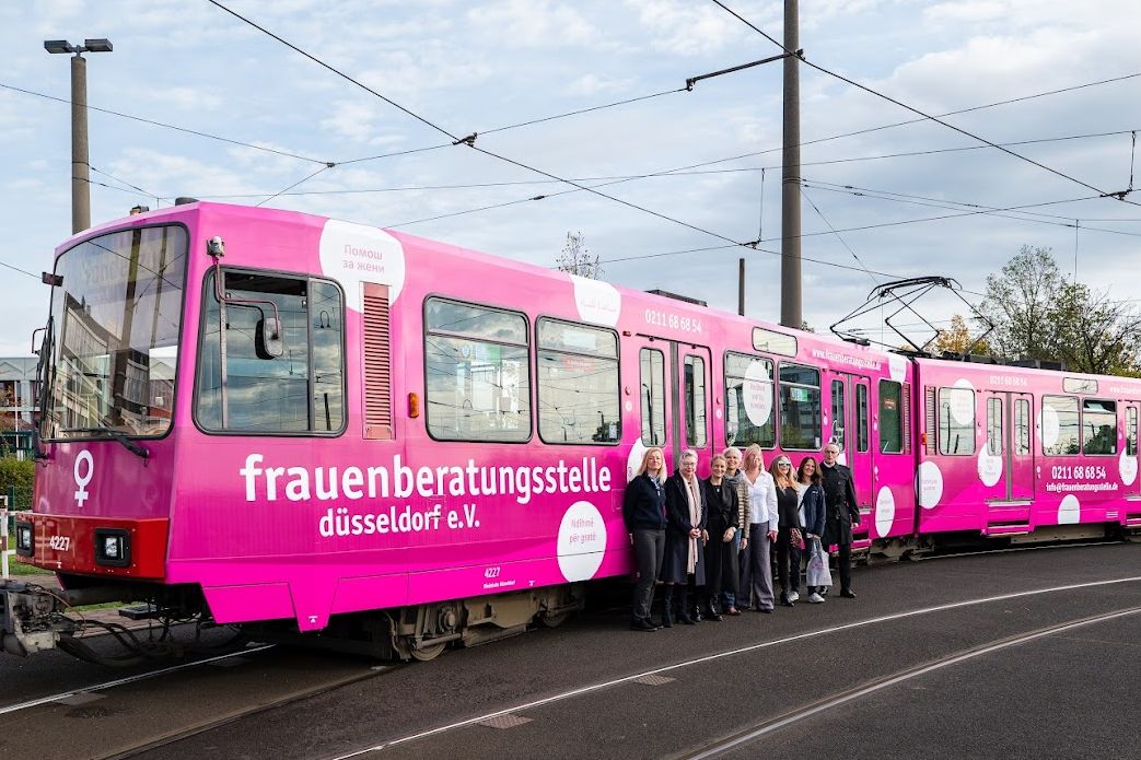 Freuen sich über die Bahn: Pavla Brückner (Rheinbahn-Fahrerin), Susanne Momberg (Vorstand Finanzen der Rheinbahn), Alke Coqui (Gleichstellungsbeauftragte der Rheinbahn), Pauline Denecke  (Grafikerin der Bahn), Etta Hallenga (Frauenberatungsstelle), Elisabeth Wilfart (Gleichstellungsbeauftragte der Landeshauptstadt Düsseldorf), Eva Inderfurth (Frauenberatungsstelle) und Klaus Klar (Vorstandsvorsitzender und Arbeitsdirektor der Rheinbahn) / Foto: Rheinbahn