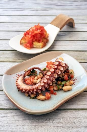 Gegrillter Pulpo auf Bohnensalat (S. 112)-Foto: © DK Verlag / Mario Stockhausen