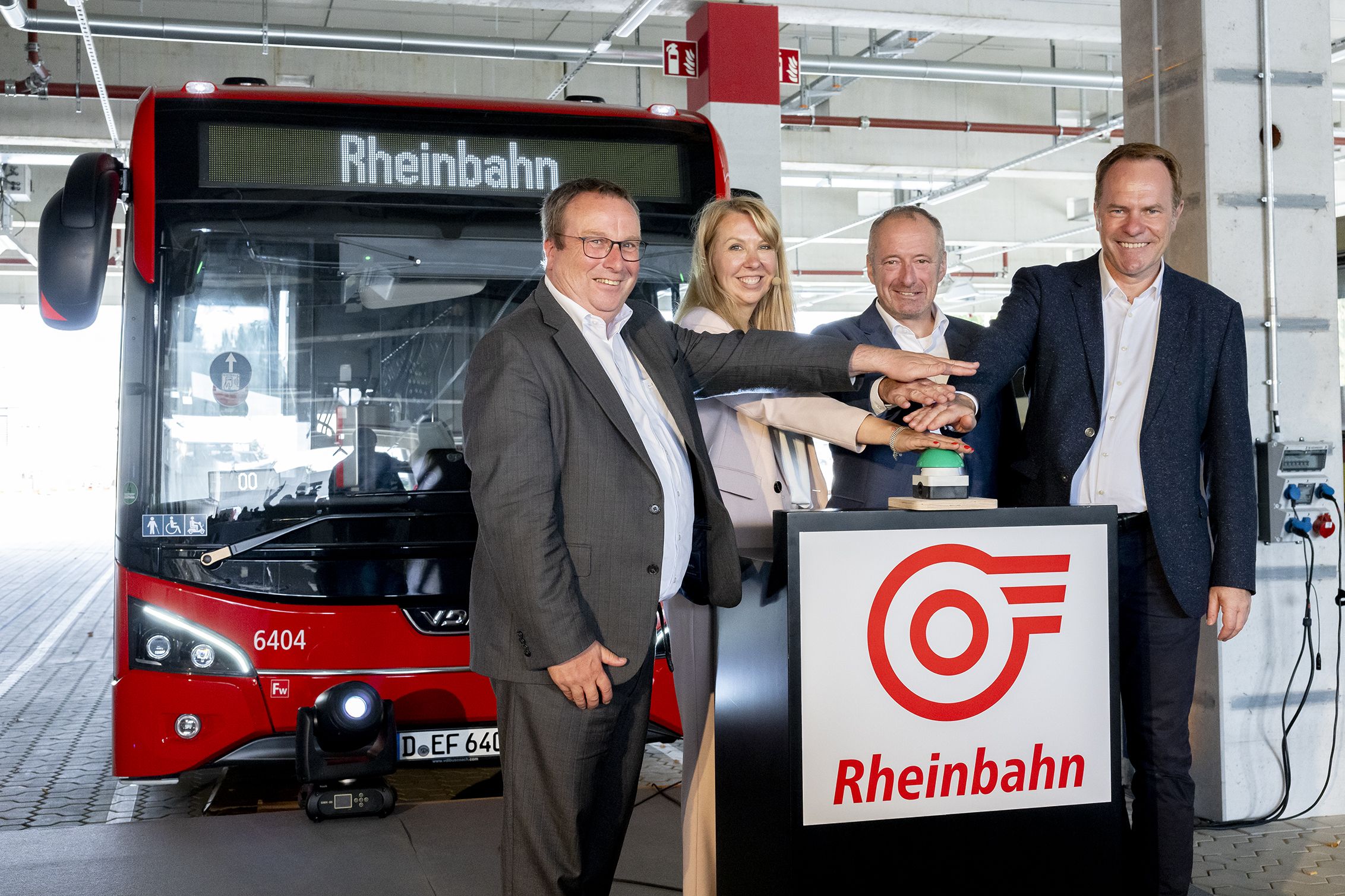 Oliver Krischer (Minister für Umwelt, Naturschutz und Verkehr des Landes Nordrhein-Westfalen), Annette Grabbe (Vorständin der Rheinbahn), Oliver Wittke(Vorstandssprecher des Verkehrsverbunds Rhein-Ruhr) und Dr. Stephan Keller (Oberbürgermeister der Landeshauptstadt Düsseldorf) starteten den Ladevorgang im neuen E-Bus-Port im Rheinbahn-Betriebshof in Heerdt. / Foto: Rheinbahn