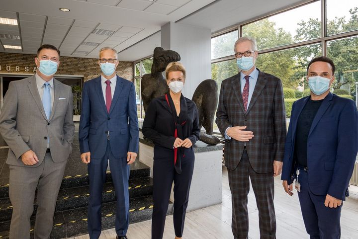 Von links nach rechts: Ekkehard Zimmer (Kaufmännischer Direktor), Prof. Nikolaj Klöcker (Dekan), Ministerin Ina Brandes, Prof. Frank Schneider (Ärztlicher Direktor), Torsten Rantzsch (Pflegedirektor) / Foto © Universitätsklinikum Düsseldorf