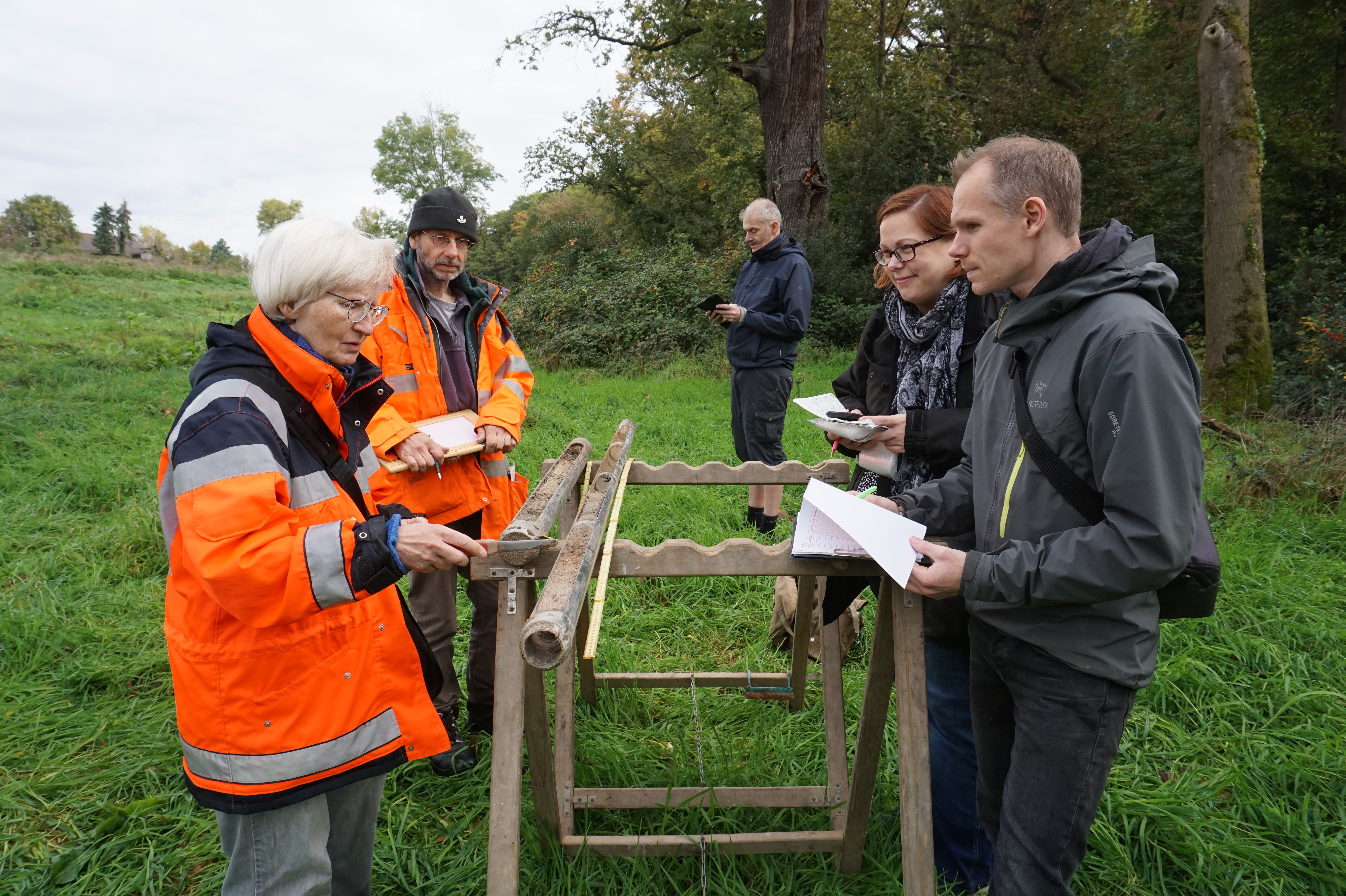 Projektteam bei der Dokumentation eines Bohrkerns (v.l.: Prof. Dr. R. Gerlach/LVR-ABR, W. Heuschen, Th. van Lohuizen, S. Thomsen/Stadtarchäologie LHD, J. Schröder/ Stadtarchäologie LHD) © Ina Schimmel 