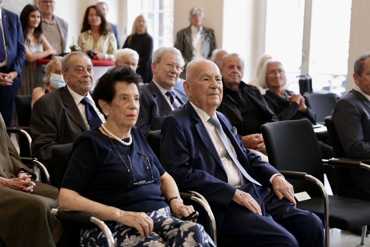 Cary und Dan Georg Bronner im Kreise der Gäste bei der Verleihung der Verdienstplakette