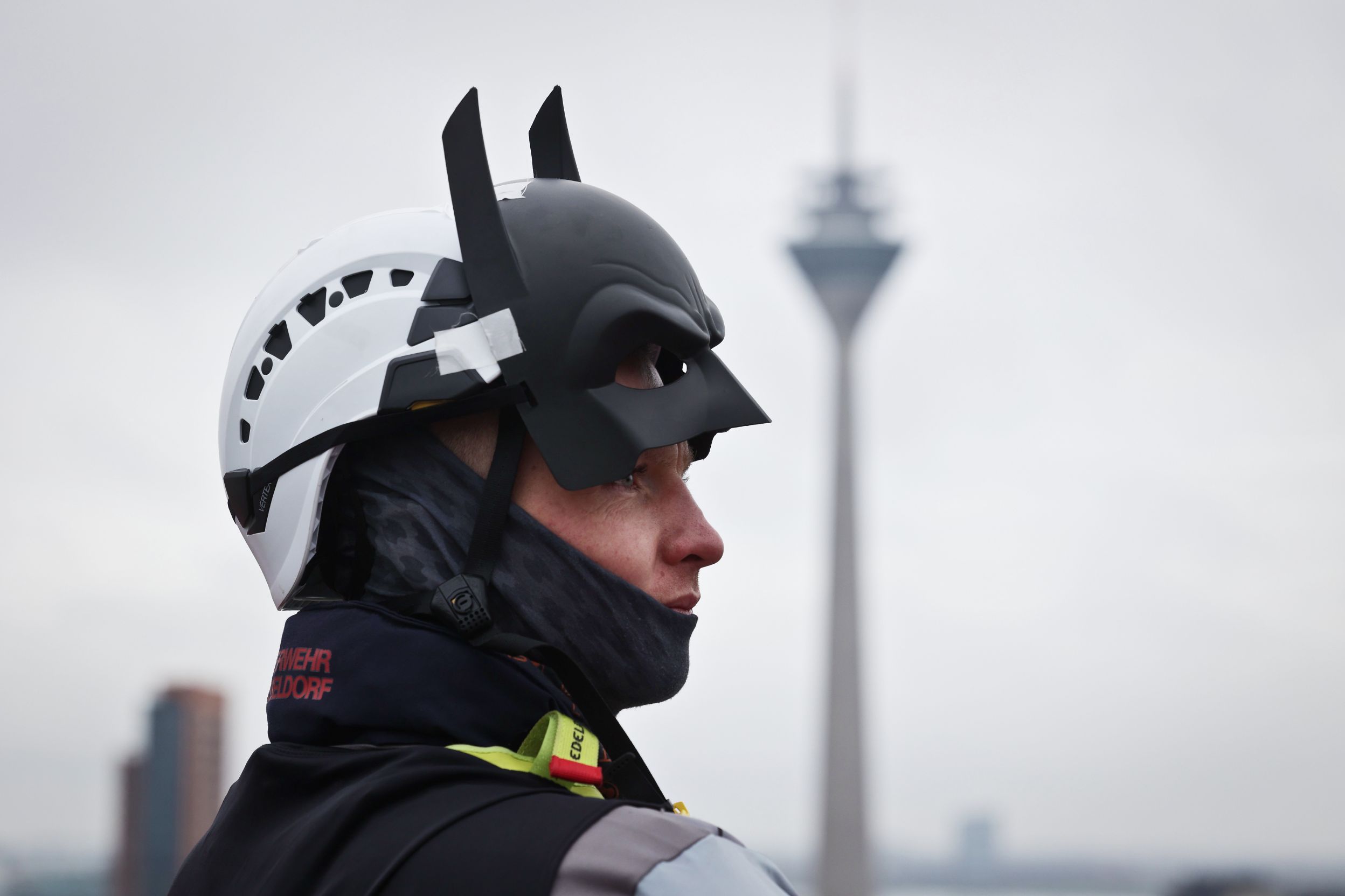 Auch ein Feuerwehr-Batman seilte sich vom Krankenhaus ab © Landeshauptstadt Düsseldorf / David Young 