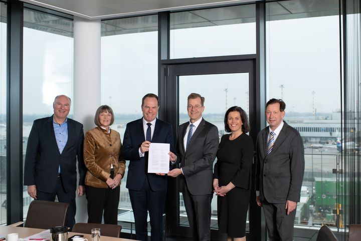 Christian van Beeck (Holding Landeshauptstadt), Kämmerin Dorothée Schneider, OB Dr. Stephan Keller, Gerhard Schroeder (Geschäftsführer AviAlliance), Catherine Gubbins (CFO daa) sowie Stadtdirektor Burkhard Hintzsche (Holding Landeshauptstadt) © Flughafen Düsseldorf/Mike Henning 