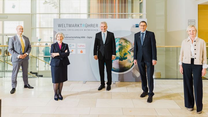 v.l.n.r.: Marc Meckle, IHK zu Essen, Jutta Kruft-Lohrengel, Präsidentin der IHK zu Essen und Vizepräsidenten von IHK NRW, Prof. Andreas Pinkwart, Minister für Wirtschaft, Innovation, Digitalisierung und Energie des Landes Nordrhein-Westfalen, Ralf Stoffels, Präsident von IHK NRW, Veronika Lühl, IHK zu Essen / Foto © Schuchrat Kurbanov