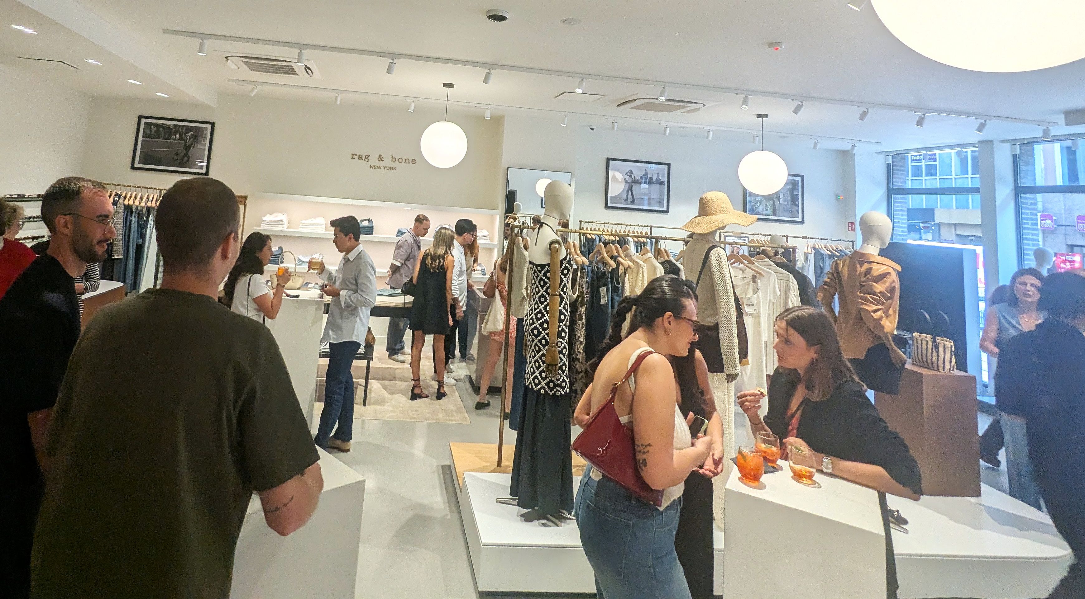 Volles Haus bei der Opening-Party: In entspannter Atmosphäre stöbern Gäste durch die neue Kollektion. / Foto: NDOZ