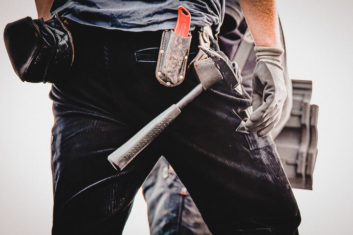 Mehr Geld für die Arbeit mit Ziegeln: Beschäftigte im Dachdeckerhandwerk erhalten seit Oktober ein Lohn-Plus von 2,1 Prozent. Darauf weist die Gewerkschaft IG BAU hin/ Foto: IG BAU @ Ferdinand Paul