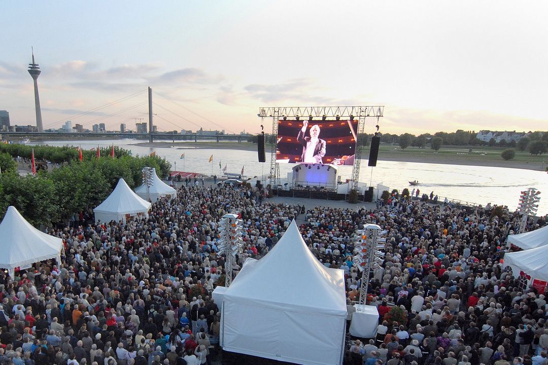 „Oper am Rhein für alle!“ im Sommer 2009 auf dem Burgplatz Düsseldorf. Foto: Frank Heller