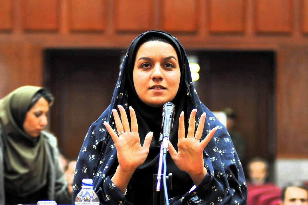 Angeklagte Reyhaneh Jabbari 2008 vor Gericht - Ausschnitt aus dem Dokumentarfilm "Sieben Winter in Teheran" © Made in Germany