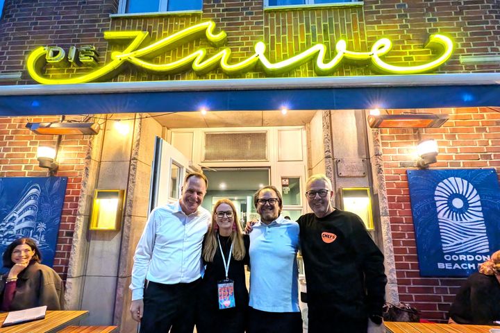 Vier Personen stehen am Abend vor dem Restaurant Die Kurve in Düsseldorf; zu sehen sind unter anderem Oberbürgermeister Dr. Stephan Keller, Kerstin Rapp-Schwan und Gastronom Elad Peri.