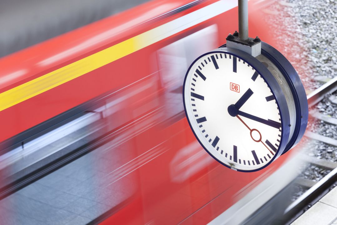 Bahnhofsuhr - Uhr auf einem Bahnsteig im Bahnhof Düsseldorf Flughafen / Foto © Deutsche Bahn AG / Axel Hartmann