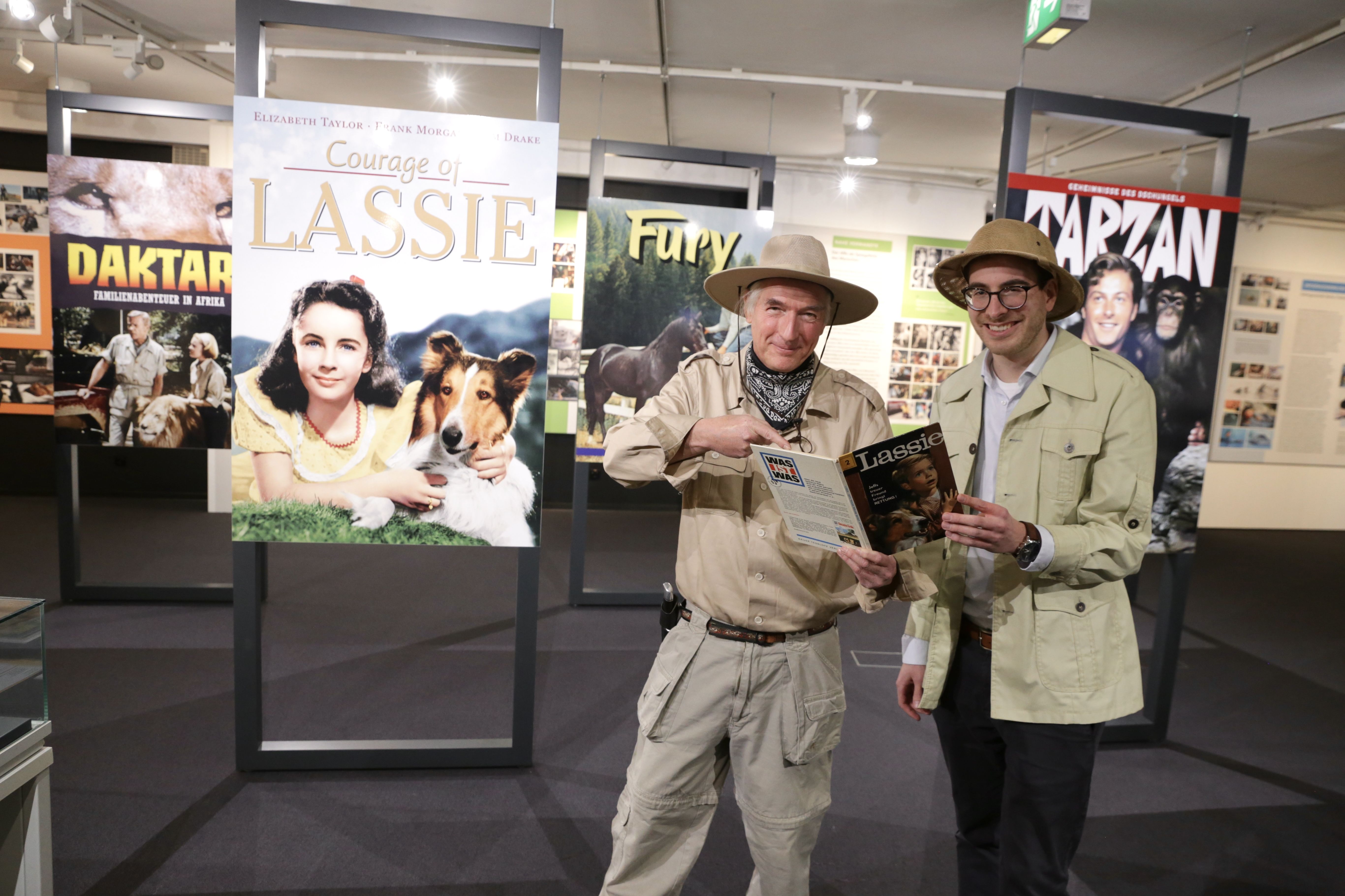 Filmmuseumsdirektor Bernd Desinger (l.) präsentiert zusammen mit Kurator Philipp Hanke die Ausstellung "Animal Actors - Tierische Stars in Film und TV", die vom 24. November bis zum 31. Juli 2023 im Filmmuseum läuft © Landeshauptstadt Düsseldorf/Ingo Lammert 