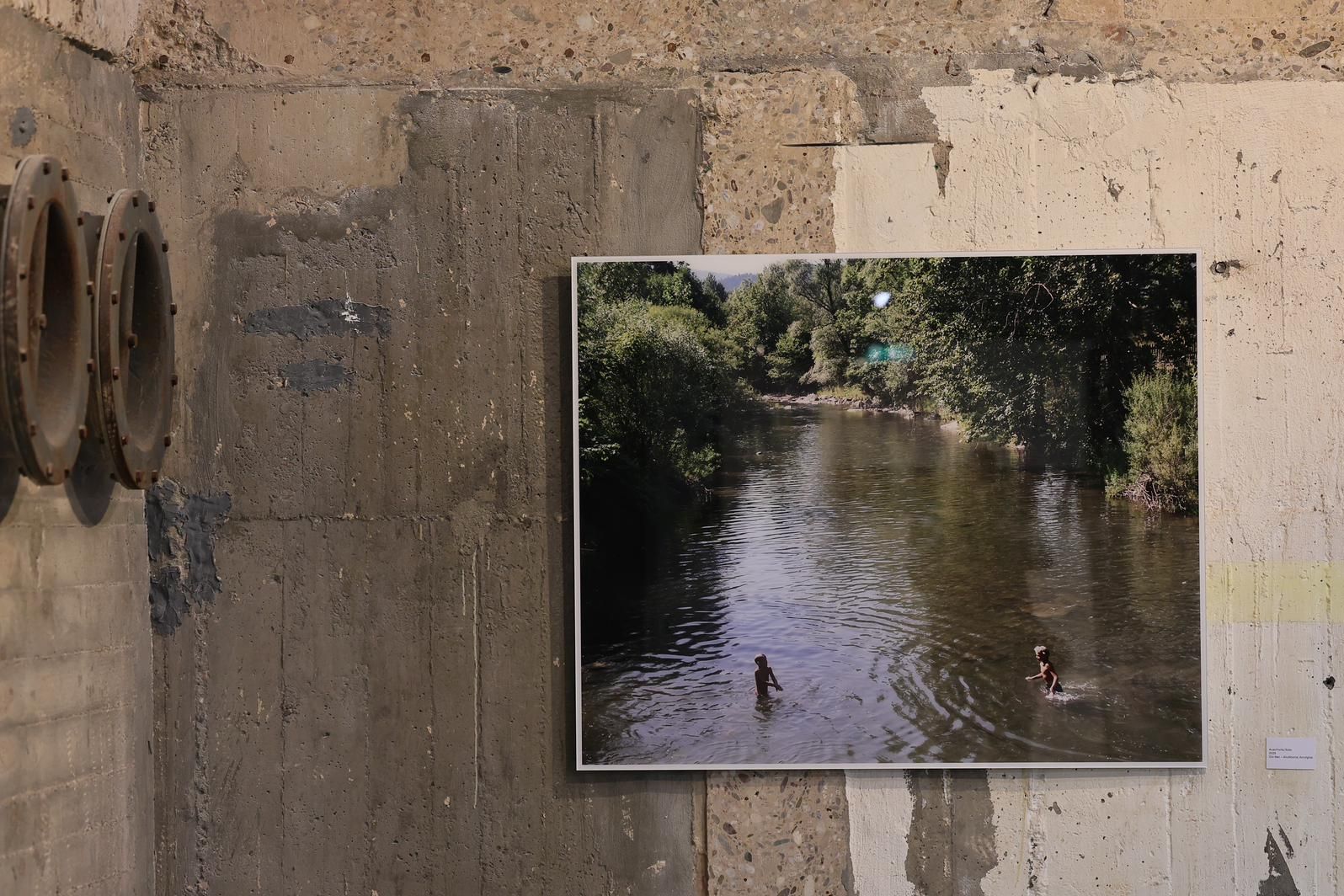 Werksansicht: Idylle im Bild, Rohheit im Raum – ein bewusst gesetzter Kontrast. / Foto: Klaus von Jackelmann