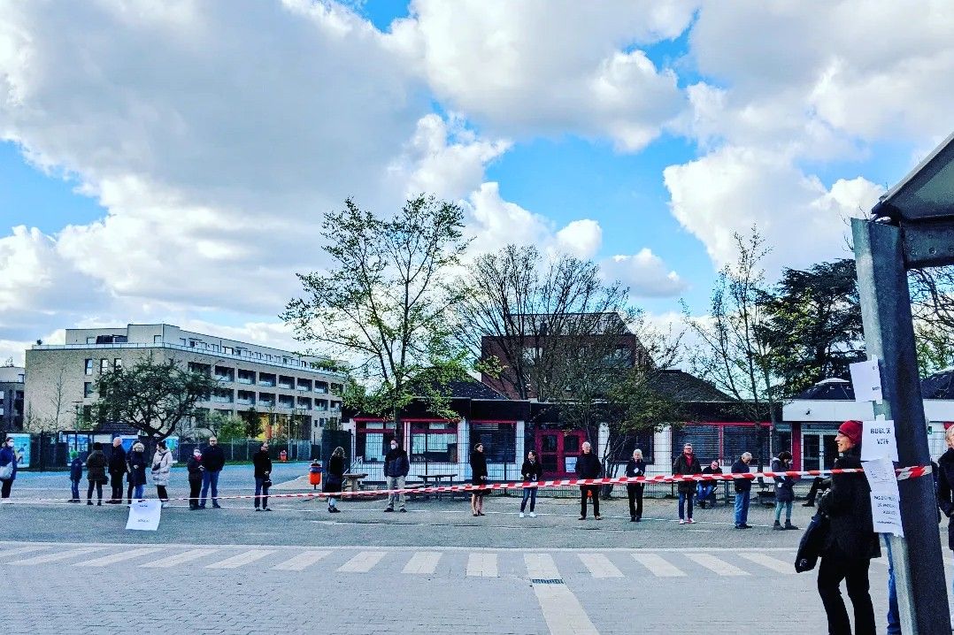 Für einige war die Wartezeit lang, bis zu eineinhalb Stunden Geduld für das Wahllokal Nummer 4 / Foto Lycée francais Düsseldorf ©  Alexandra Scholz Marcovich