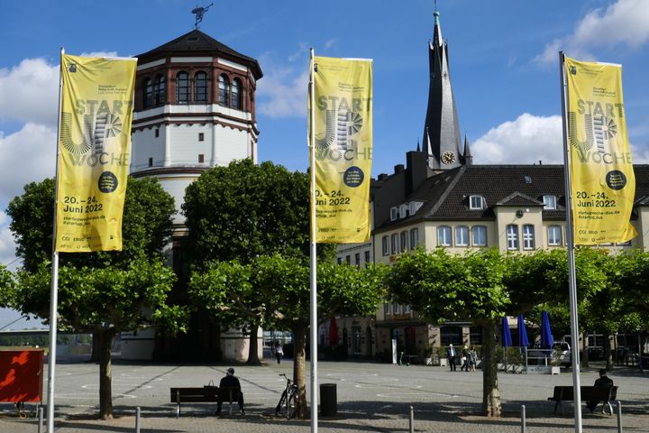 Fahnen auf dem Burgplatz zur Ankündigung der Start-up-Woche Düsseldorf 2022 © Landeshauptstadt Düsseldorf 