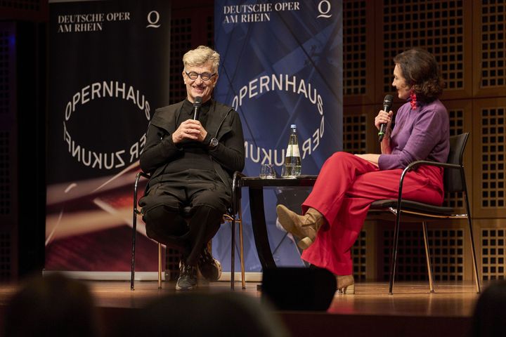 Der Düsseldorfer Filmemacher Wim Wenders und Miriam Koch, Beigeordnete für Kultur und Migration, tauschten sich intensiv über ihr persönliches Verhältnis zur Oper aus / Foto: Landeshauptstadt Düsseldorf/Claus Langer