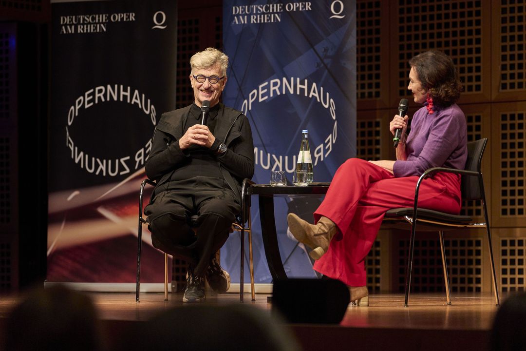 Der Düsseldorfer Filmemacher Wim Wenders und Miriam Koch, Beigeordnete für Kultur und Migration, tauschten sich intensiv über ihr persönliches Verhältnis zur Oper aus / Foto: Landeshauptstadt Düsseldorf/Claus Langer