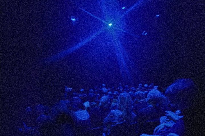 Eintauchen ins Unsichtbare: Im abgedunkelten Saal des FFT Düsseldorf erleben die Besucherinnen bei Soundcinema 2025 „Webscapes“ als Kino für die Ohren. / Foto: SCD Hörsituation, Sonische Interferenzen e.V.