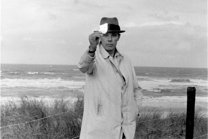 Joseph Beuys, Scheveningen, 1976, Foto: Caroline Tisdall 