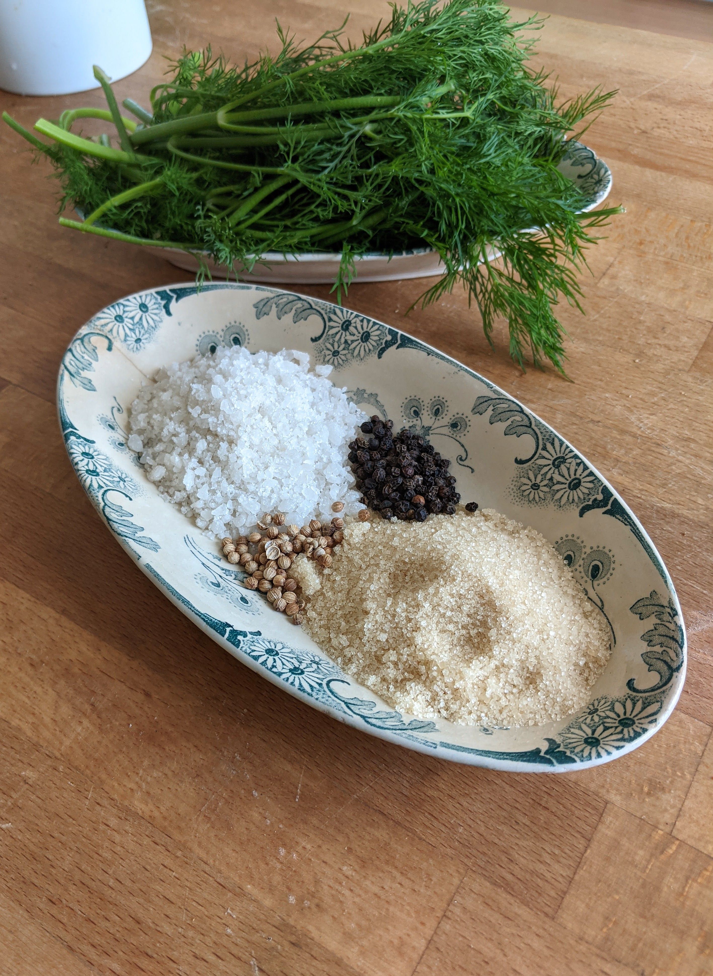 Dill, grobes Meersalz, Rohrzucker, Pfeffer und Koriandersamen – mehr braucht es fast nicht für hausgebeizten Lachs./ Foto: Alexandra Scholz-Marcovich, NDOZ.