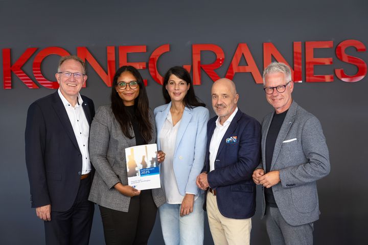 Gemeinsamer Auftakt des Indienkompetenzzentrums, v.l.: Gregor Berghausen, Hauptgeschäftsführer der IHK Düsseldorf; Daniela Komolafe, Managerin Talent Acquisition, Recruiting & Engagement für Konecranes in Deutschland; Tanja Walterscheidt, Senior Talent Acquisition Specialist bei Konecranes; Dr. Stefan Dietzfelbinger, Hauptgeschäftsführer der Niederrheinischen IHK und Jürgen Steinmetz, Hauptgeschäftsführer IHK Mittlerer Niederrhein. / Foto: Meike Schrömbgens / IHK Düsseldorf
