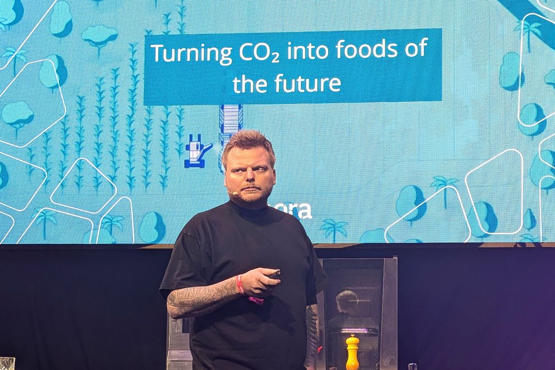 Visionär auf der Bühne: Rasmus Munk erklärt, wie CO₂ zur Basis künftiger Nahrungsmittel werden kann. / Foto: Stefan Scholz, NDOZ