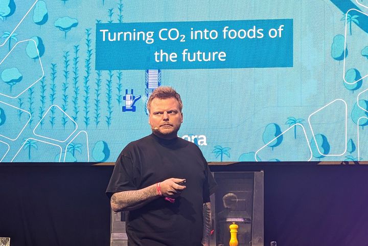 Visionär auf der Bühne: Rasmus Munk erklärt, wie CO₂ zur Basis künftiger Nahrungsmittel werden kann. / Foto: Stefan Scholz, NDOZ