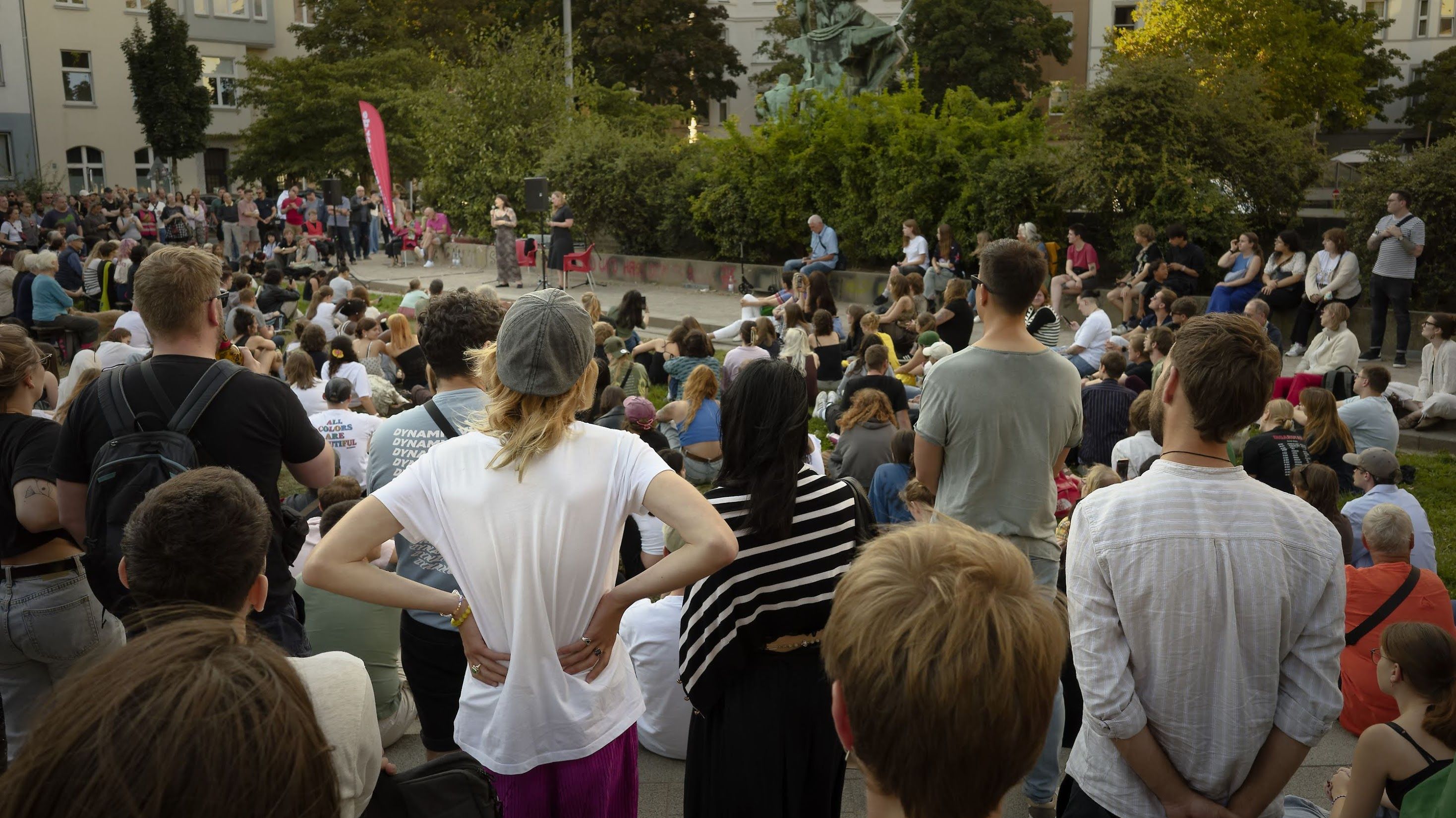 Über 500 Menschen nahmen an der Wahlkampfveranstaltung der Linken auf dem Fürstenplatz teil. / Foto: Die Linke Düsseldorf