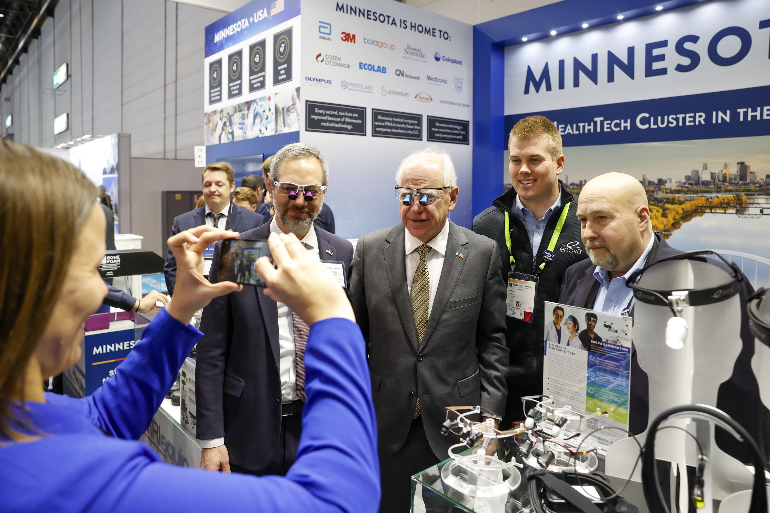 Tim Walz, Gouverneur des US-Bundesstaates Minnesota (und Vize-Präsidentschaftskanditat 2024) hat am 19. November die MEDICA 2025 in Düsseldorf besucht, was die internationale Strahlkraft der Veranstaltung auch in den Vereinigten Staaten unterstreicht. / Foto: Messe Düsseldorf / Tillmann