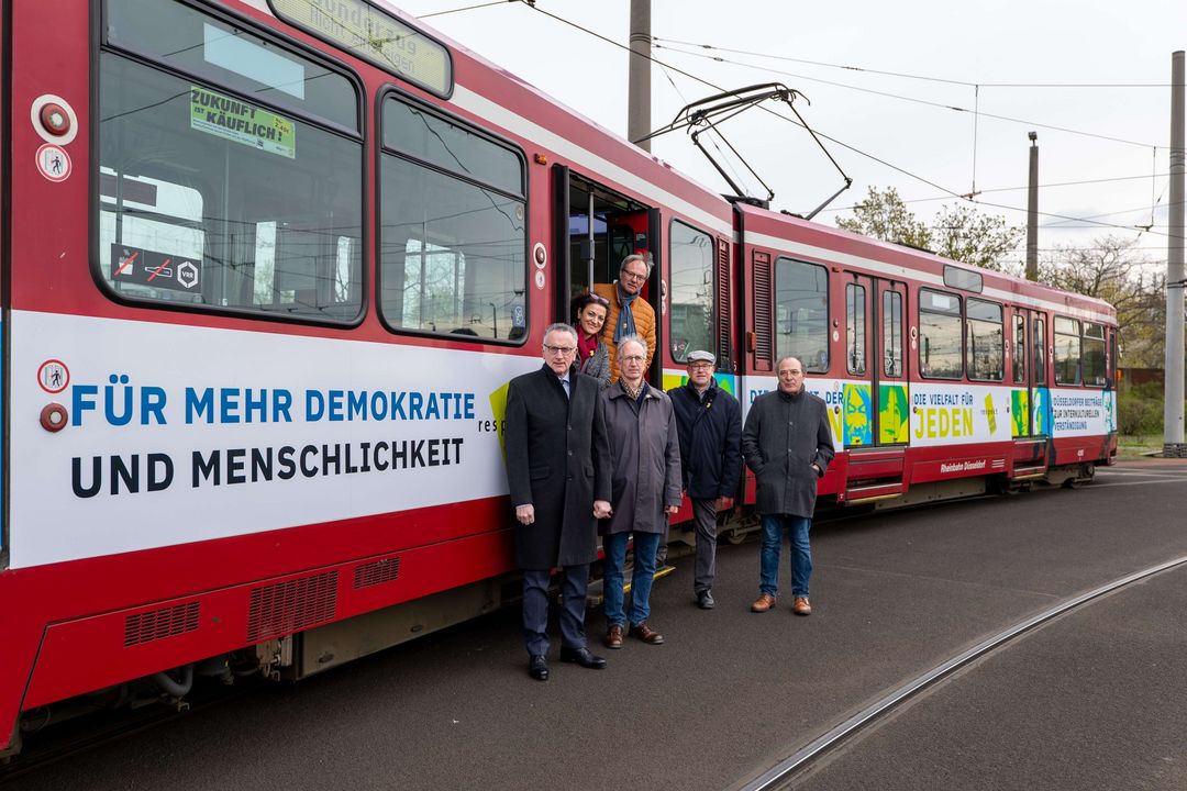 Freuten sich über die neue Gestaltung der „Respekt und Mut“-Bahn (von links, obere Reihe): Senem Aksun (Multikulturelles Forum), Heinrich Fucks (Superintendent Evangelischer Kirchenkreis Düsseldorf). Untere Reihe (von links): Klaus Klar (Vorstandsvorsitzender und Arbeitsdirektor der Rheinbahn), Klaus Peter Hommes (Zentralbibliothek/Stadtbüchereien Düsseldorf), Volker Neupert (Koordinator „Respekt und Mut“) und Nihat Öztürk (Mosaik e.V.).