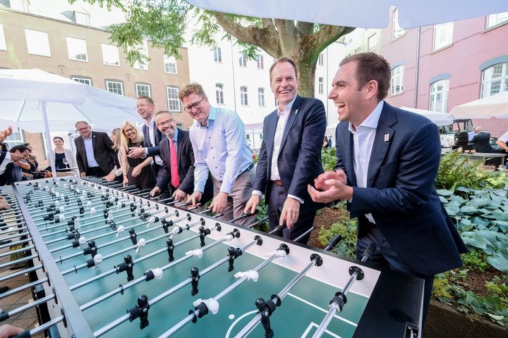 Die ersten Tore wurden bereits im Rathaus Innenhof erzielt. Oberbürgermeister Dr. Stephan Keller (r.) und UEFA EURO 2024-Turnierdirektor Philipp Lahm beim gemeinsamen Kickern