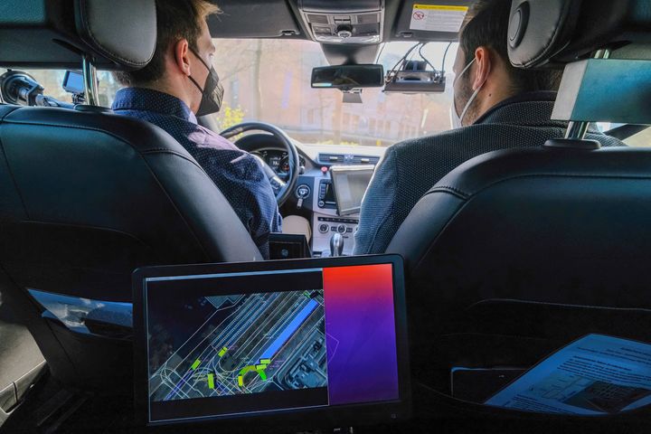 Mittels der hochtechnisierten Testfahrzeuge - hier ein Blick in den Innenraum - wurden im Zuge des Projektes KoMoDnext unterschiedliche Szenarien im digitalen Testfeld in Düsseldorf erprobt © Landeshauptstadt Düsseldorf, Michael Gstettenbauer 