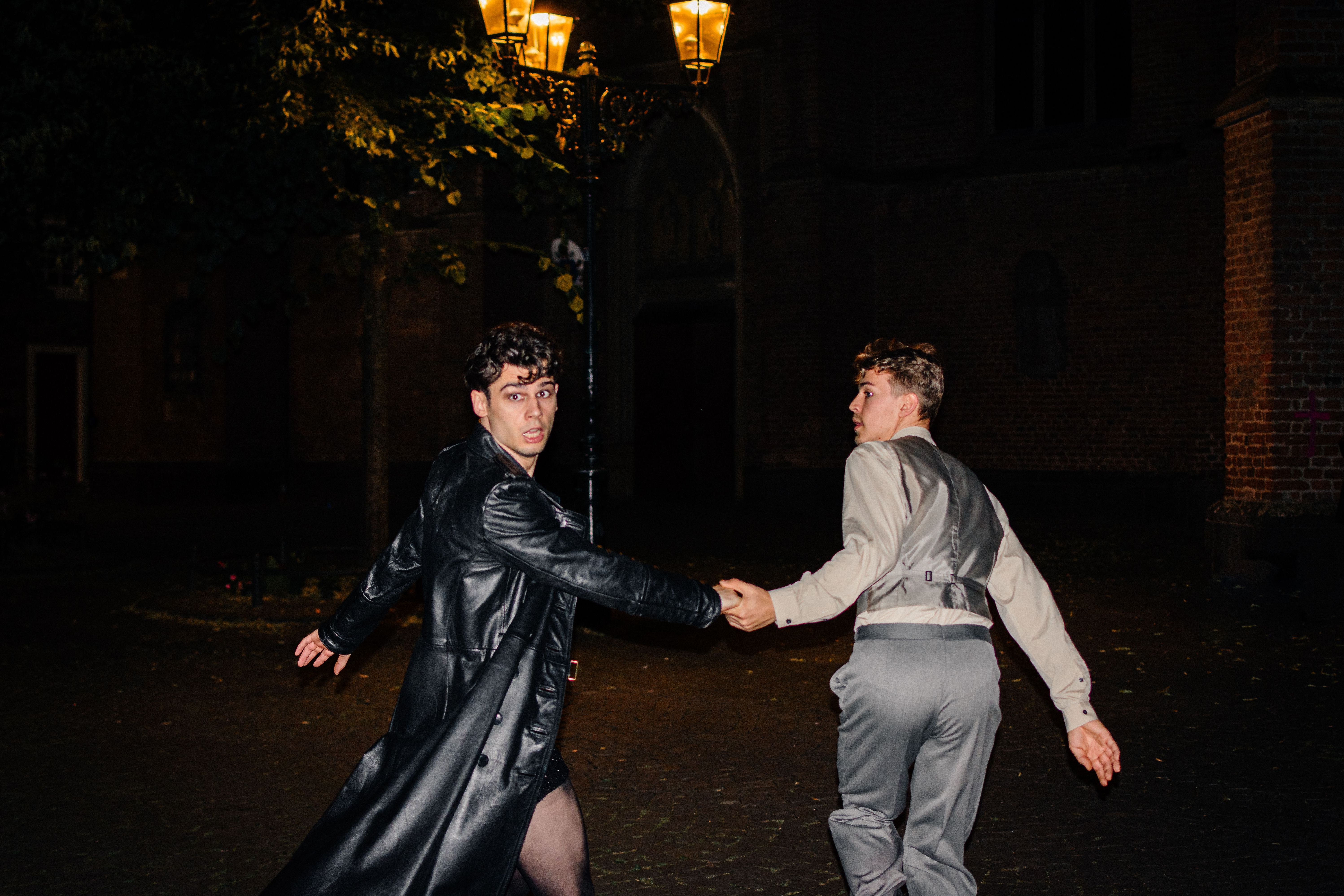 Bis zum 15. November können sich Interessierte für das Theaterprojekt "Allein im Rosa Winkel" anmelden (Bild: Plakatmotiv zum Projekt) © Lukas Marvin Thum