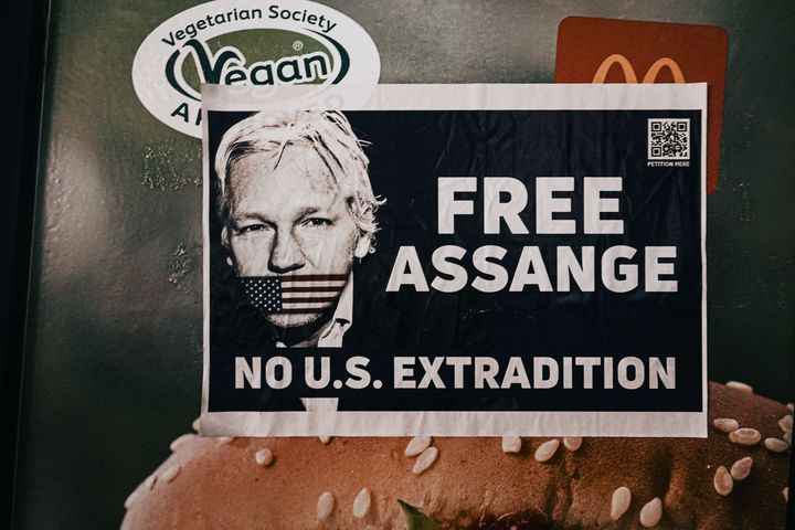 "Free Assange. Keine Auslieferung."/ Foto © Samuel Regan Asante, unsplash