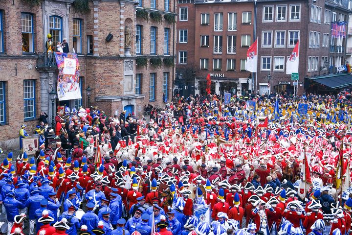200 Jahre Düsseldorfer Karneval: Großer Aufmarsch der Garden aus verschiedenen Karnevalshochburgen auf dem Rathausvorplatz am Tag des Karnevals / Foto: Landeshauptstadt Düsseldorf/Michael Gstettenbauer 