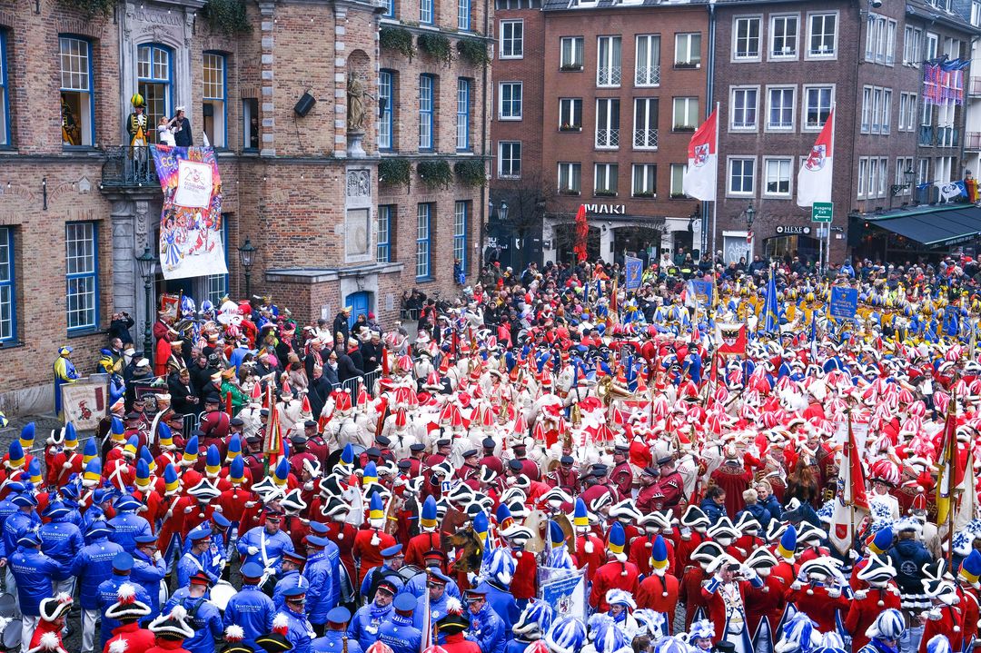 200 Jahre Düsseldorfer Karneval: Großer Aufmarsch der Garden aus verschiedenen Karnevalshochburgen auf dem Rathausvorplatz am Tag des Karnevals / Foto: Landeshauptstadt Düsseldorf/Michael Gstettenbauer 