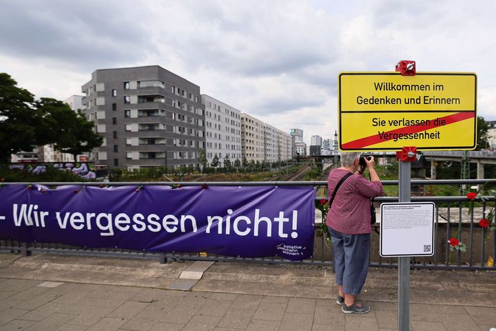 Ein deutliches Zeichen auf der Fußgängerbrücke am S-Bahnhof Wehrhahn: „Sie verlassen die Vergessenheit“. Viele Besucherinnen und Besucher nahmen sich Zeit für das stille Erinnern. / Foto: Klaus von Jackelmann