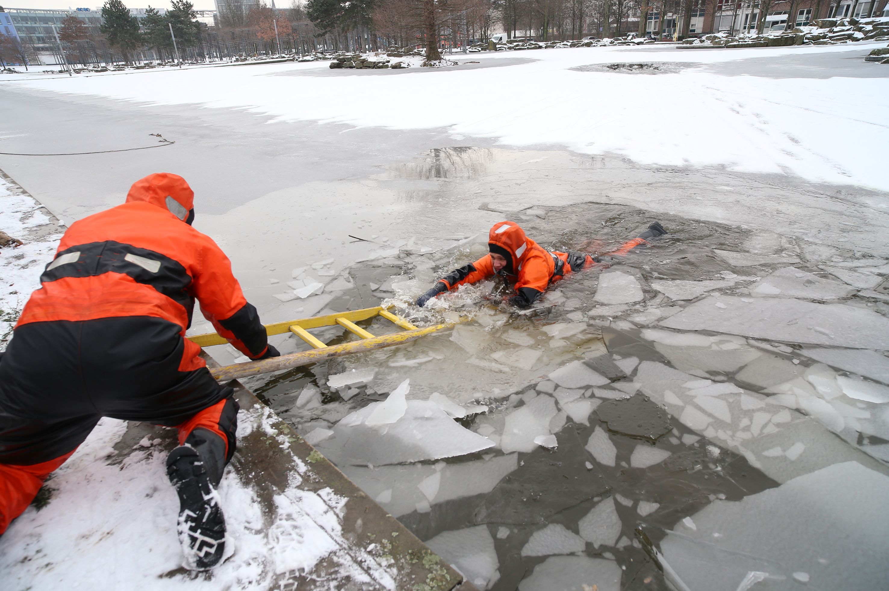 Feuerwehr übt den Ernstfall: Auch der Einsatz einer Eisleiter, die für die Eisrettung im Uferbereich bereitsteht, wird simuliert © Landeshauptstadt Düsseldorf/Archivbild: Ingo Lammert 