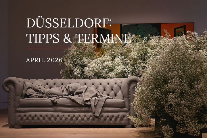 Skulptur eines schlafenden Mädchens auf einem Sofa, umgeben von weißen Schleierkraut-Arrangements im Kunstpalast Düsseldorf – Palastblühen 2025