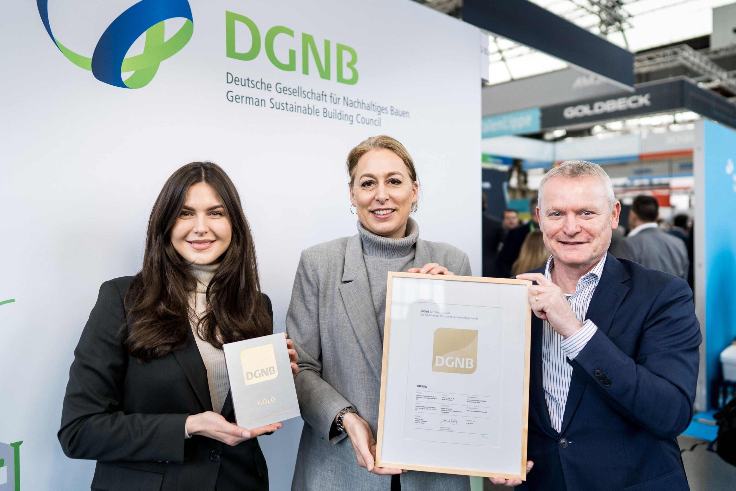 Bei der Übergabe des DGNB-Gold-Zertifikates (v. l.): Diana Malaeva, Manager Project Development in der bema Gruppe; Dr. Christine Lemaitre, Geschäftsführender Vorstand der DGNB; Ralph Schneemann, Managing Director in der bema Gruppe / Foto (c) bema gruppe - Oliver Tjaden