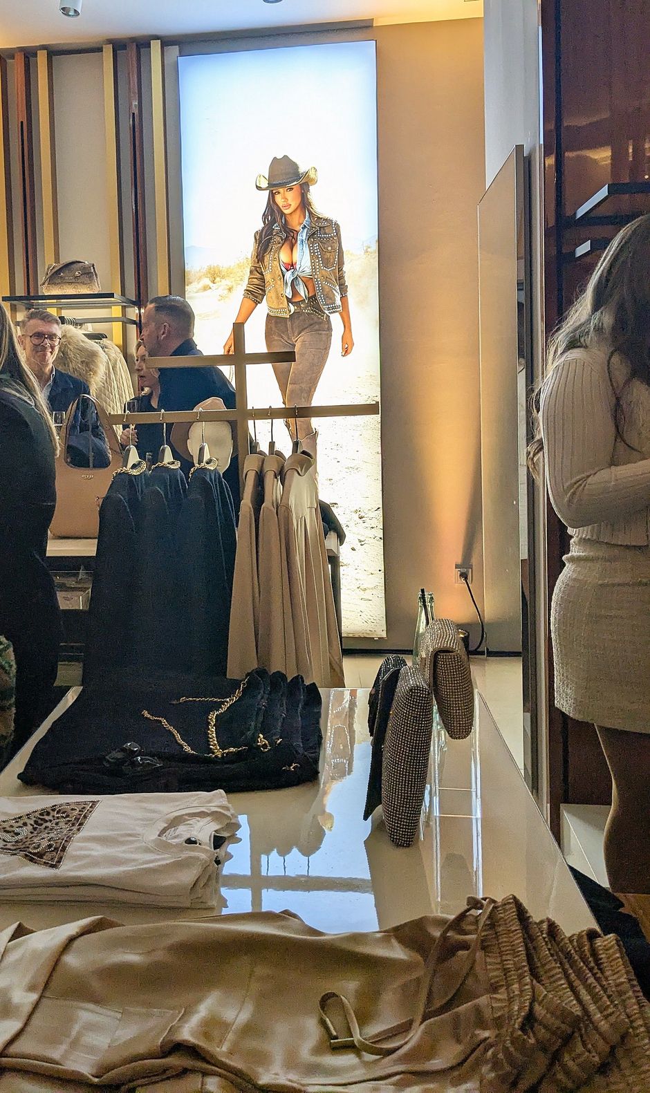 GUESS Flagship Store Opening in Düsseldorf / Alexandra Scholz-Marcovich, NDOZ