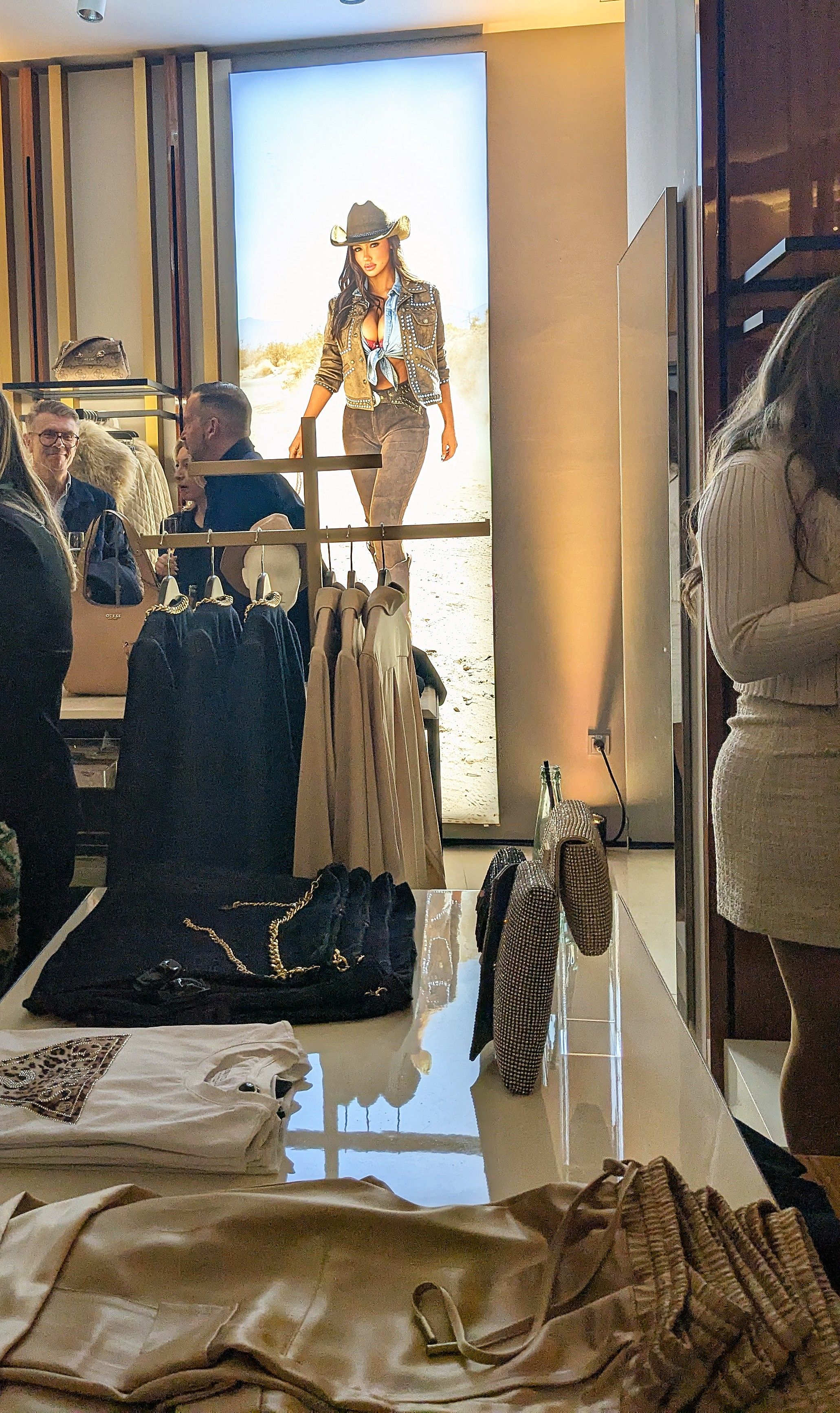 GUESS Flagship Store Opening in Düsseldorf / Alexandra Scholz-Marcovich, NDOZ