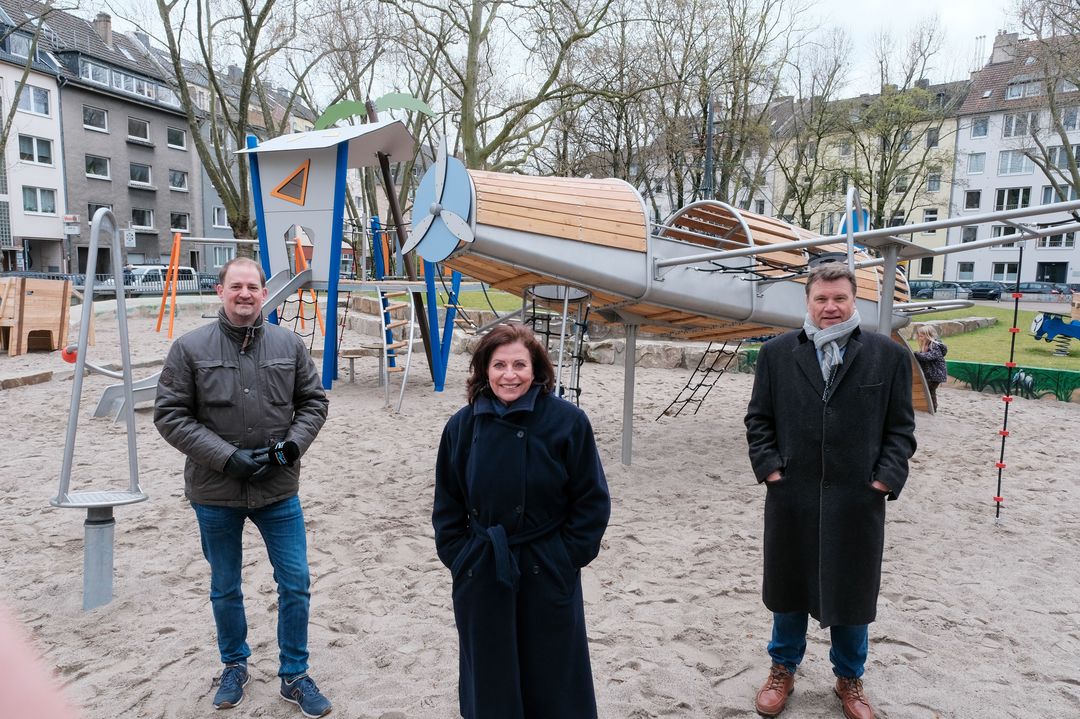 Gründezernentin Helga Stulgies, Thomas Schnalke, Geschäftsführer Flughafen Düsseldorf, und Christian Zeelen, Chefredakteur Antenne Düsseldorf, haben gemeinsam den umgestalteten Kinderspielplatz Hermannplatz wiedereröffnet © Landeshauptstadt Düsseldorf/Michael Gstettenbauer 