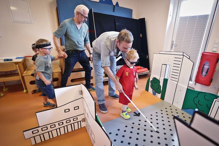 Kinder können nach der spielerischen Auseinandersetzung mit dem Blindenparcours als Botschafter agieren und ihre Eltern und Großeltern auf die Bedeutung von taktilen Leitlinien hinweisen © Landeshauptstadt Düsseldorf/David Young 